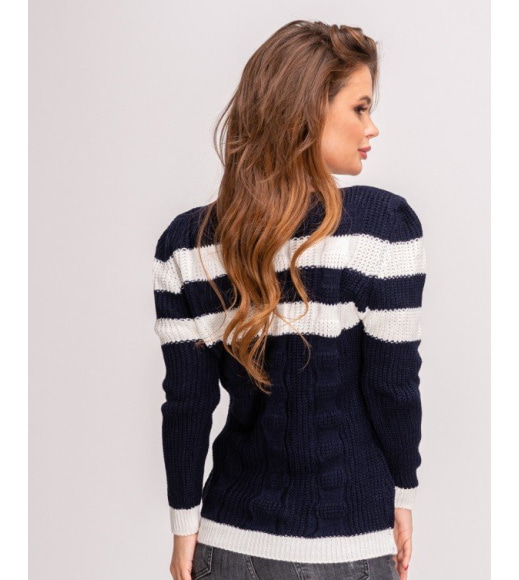 Темно-синій светр з горловиною-човником і білими смужками