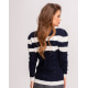 Темно-синій светр з горловиною-човником і білими смужками