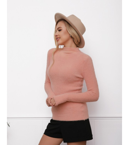 Персиковый фактурный свитер-травка с высоким горлом