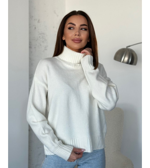 Ангоровый молочный свитер с высоким горлом