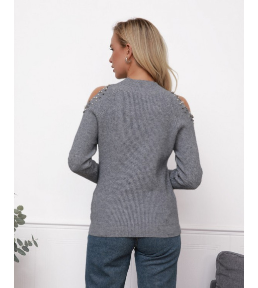 Серый вязаный свитер с вырезами на плечах