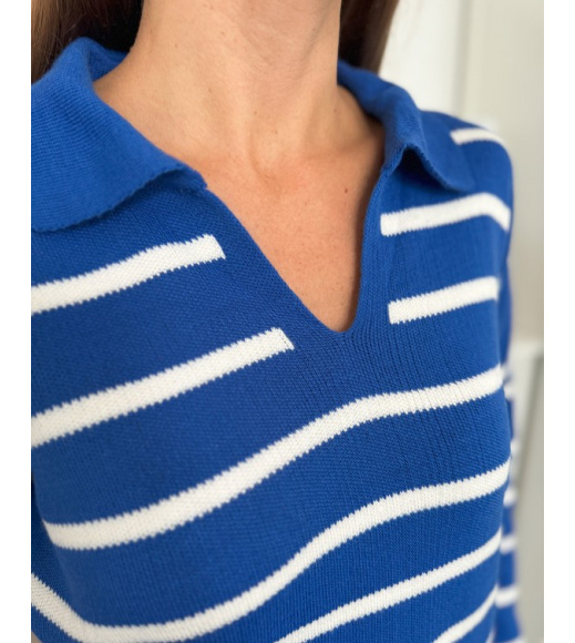 Синий полосатый свитер с воротником
