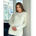 Білий трикотажний светр з рукавами-реглан