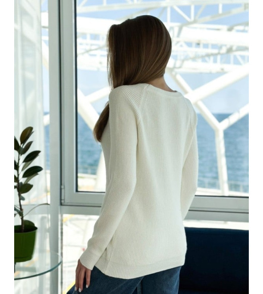Білий трикотажний светр з рукавами-реглан
