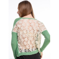 Салатовый свободный свитер с полупрозрачной цветочной вставкой