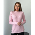 Светло-розовый свитер фактурной вязки