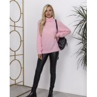 Розовый теплый свитер объемной вязки