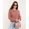 Темно-розовый вязаный свитер с объемными деталями