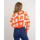 Оранжевый клетчатый свитер с цветочным декором