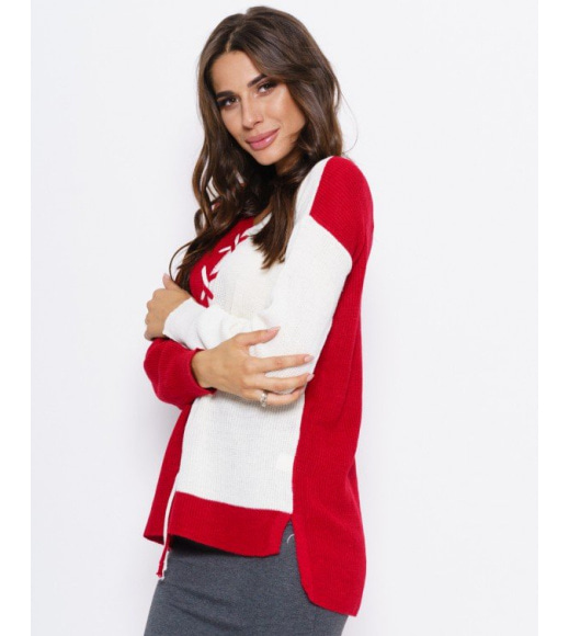 Красный свитер с белой вставкой и шнуровкой