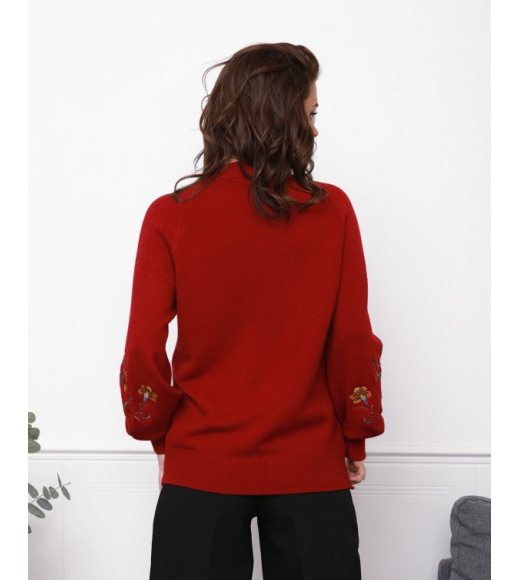 Бордовый вязаный свитер с вышитыми цветами