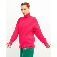 Малиновый удлиненный свитер с высоким горлом и перфорацией
