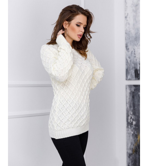 Молочный удлиненный свитер ажурной вязки