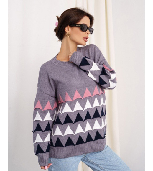 Серый вязаный свитер с объемными треугольниками