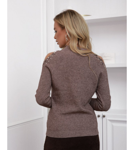 Коричневый вязаный свитер с вырезами на плечах