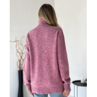 Рожевий светр об'ємної в'язки з високим горлом