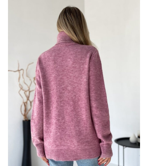 Розовый свитер объемной вязки с высоким горлом