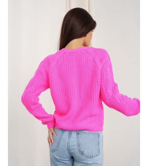Малиновый вязаный свитер с объемными деталями