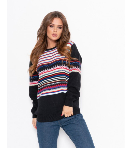 Черный свитер с цветным полосатым декором
