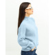 Голубой вязаный свитер с высоким горлом