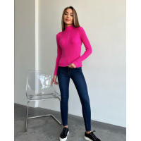 Малиновая водолазка с перфорацией и стразами