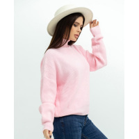 Розовый вязаный свитер с высоким горлом