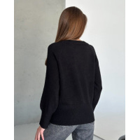 Чорний ангоровий светр із подовженими манжетами