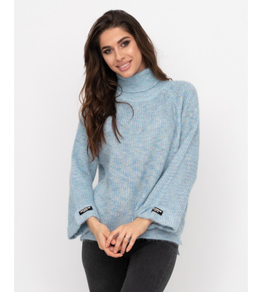 Голубой вязаный свитер-травка