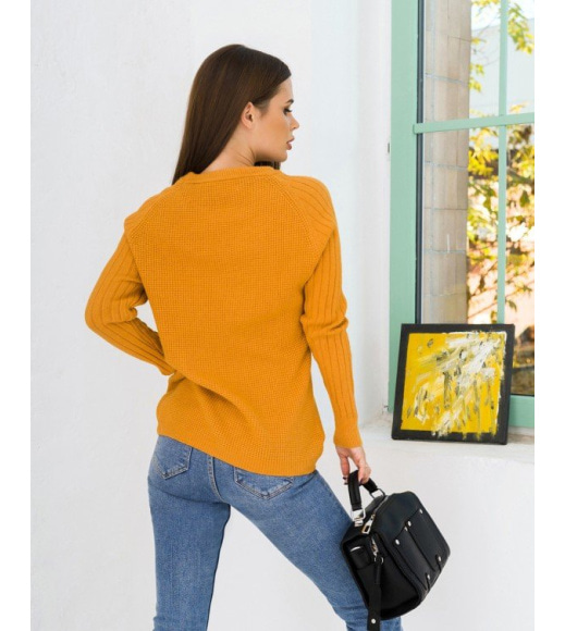 Горчичный ангоровый свитер комбинированной вязки