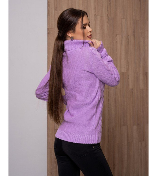 Сиреневый свитер-гольф с объемными косами