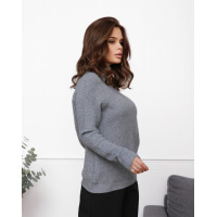 Серый фактурный вязаный свитер с высоким горлом