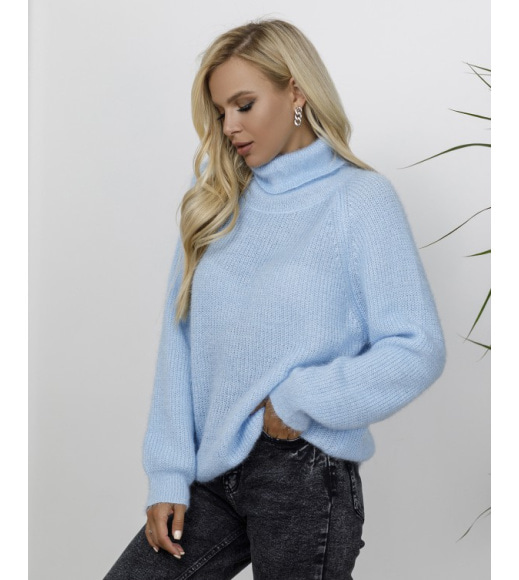 Голубой теплый свитер объемной вязки