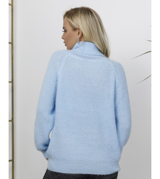Голубой теплый свитер объемной вязки