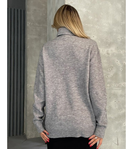Серый свитер объемной вязки с высоким горлом