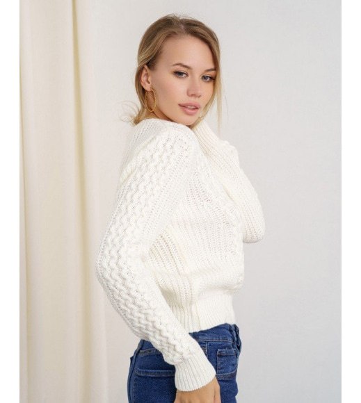 Белый свитер объемной вязки