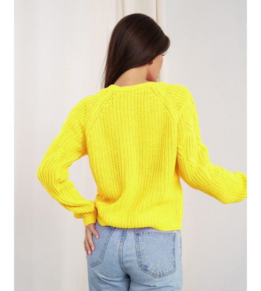 Желтый вязаный свитер с объемными деталями