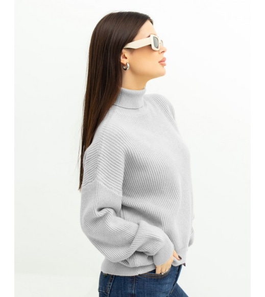 Серый вязаный свитер с высоким горлом
