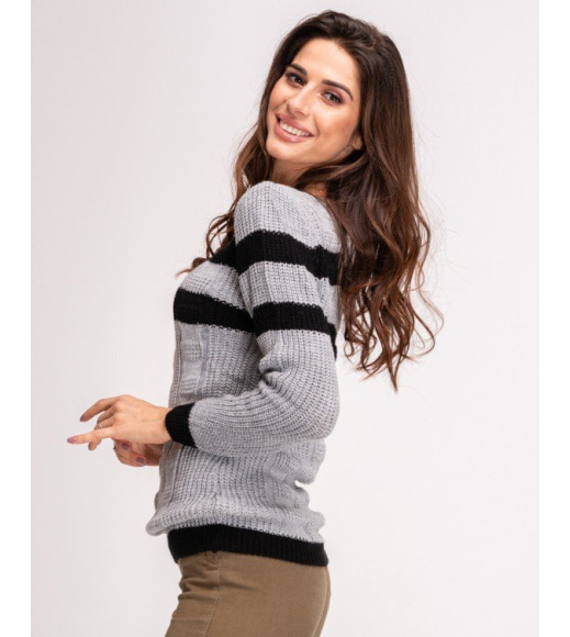 Серый с черными полосками вязаный свитер