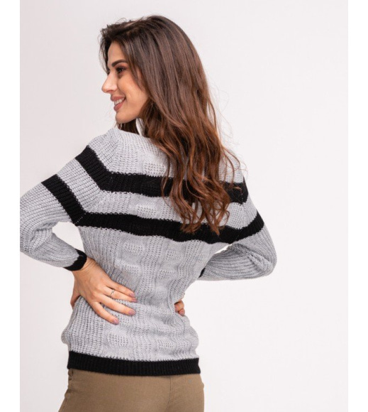 Серый с черными полосками вязаный свитер