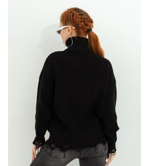 Черный удлиненный свитер с высоким горлом и перфорацией