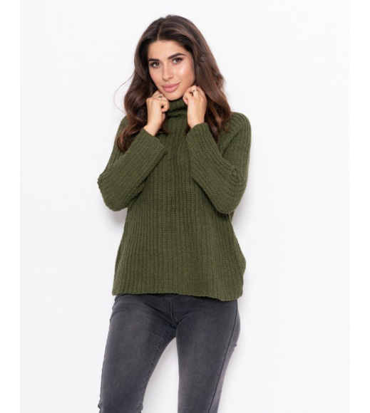 Зелений в`язаний светр з високим горлом