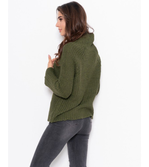 Зеленый вязаный свитер с высоким горлом
