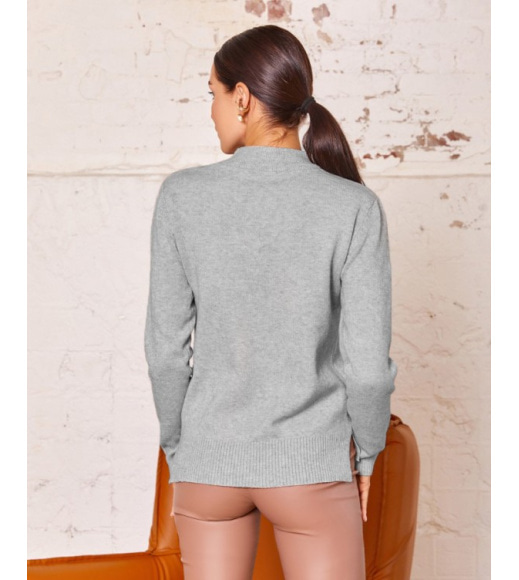 Сірий ангоровий светр з накладною кишенею