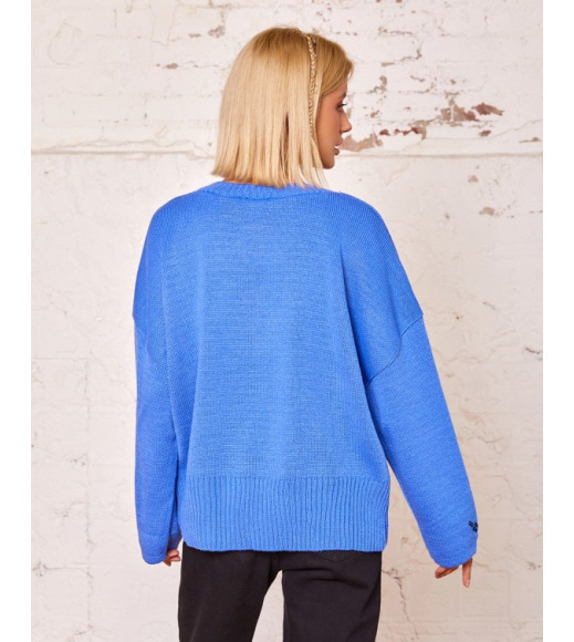 Синий вязаный свитер с этническим узором
