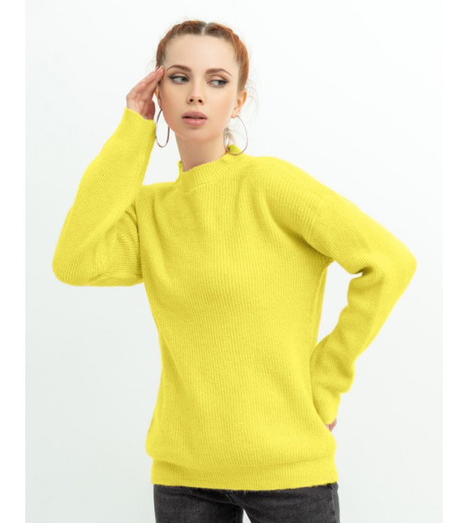 Желтый свободный вязаный свитер