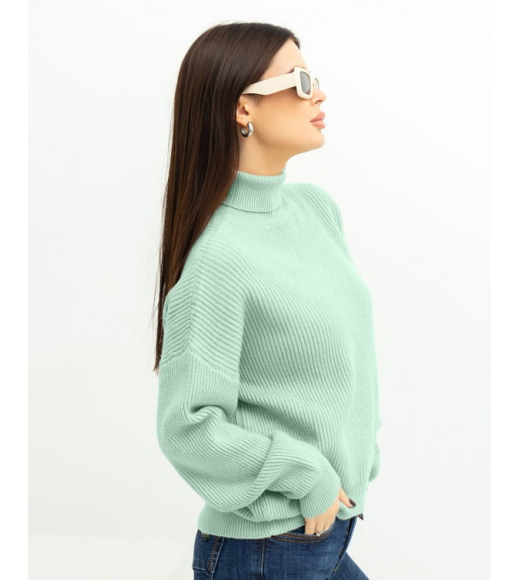 М'ятний трикотажний светр з високим горлом
