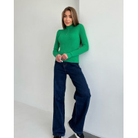 Зеленая водолазка с перфорацией и стразами