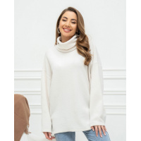 Молочный свободный свитер из ангоры с высоким горлом