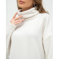 Молочний вільний светр із ангори з високим горлом