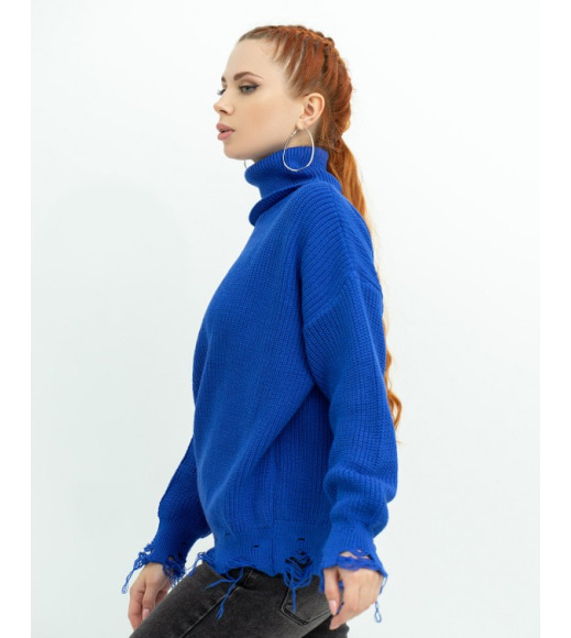 Синий удлиненный свитер с высоким горлом и перфорацией